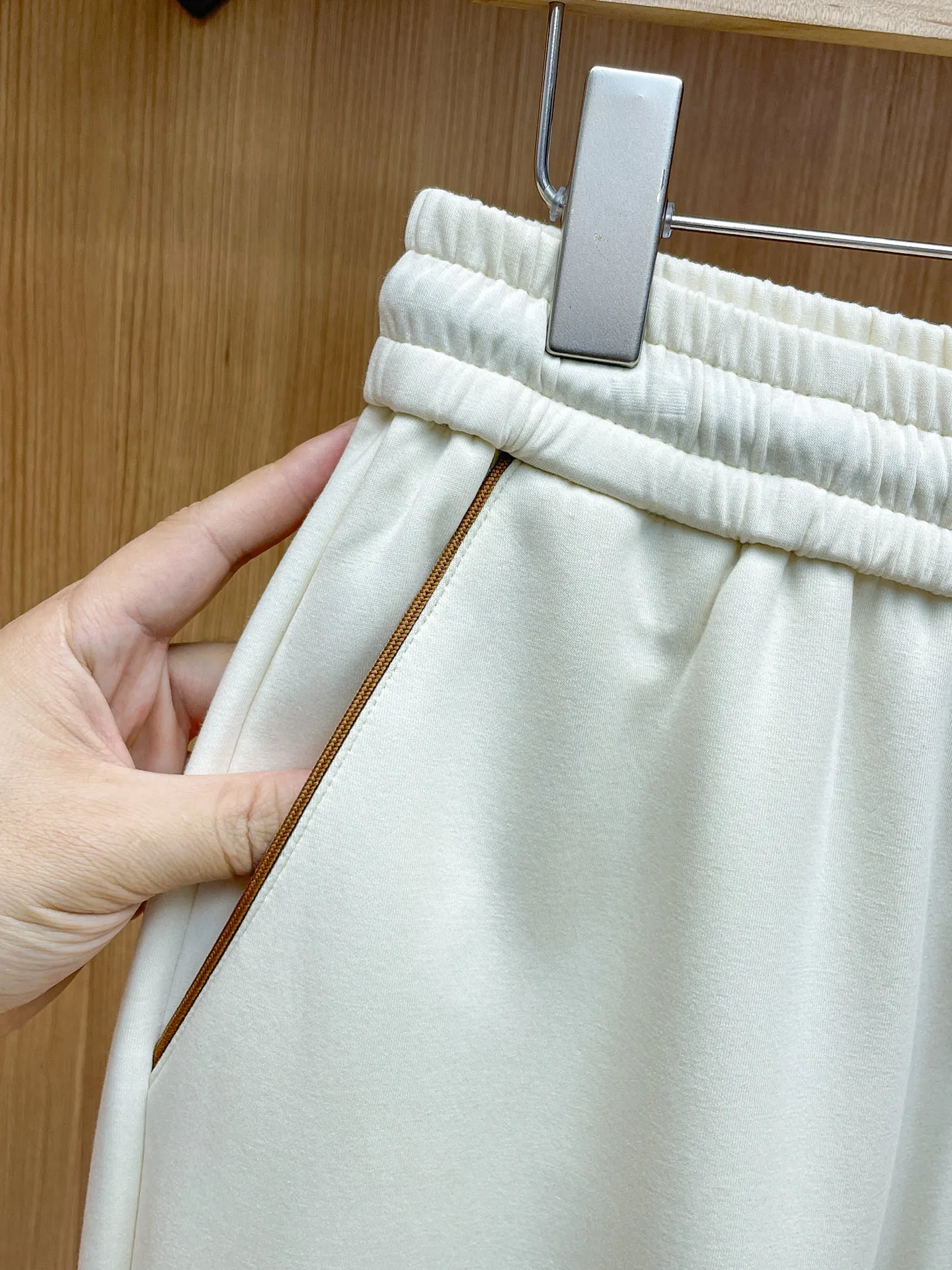 LP New Arrival counter Same Style casual suit, Breathable, comfortable and casual! Full of high-end feel! The details are exquisite and high-end, and the workmanship is impeccable! The original Premium fabric is very high-end! The fabric is crisp and anti-wrinkle Wear-Resistant, warm, neat and stylish. Everyone must buy a set this autumn and winter. They must look cool and cool when wearing them. We especially recommend Sizes M-3XL